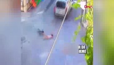 Küçük çocuk aracın altında kalmaktan son anda kurtuldu