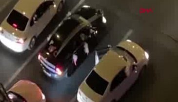 Yasağa rağmen düğün konvoyu oluşturup, kırmızı ışıkta halay çektiler