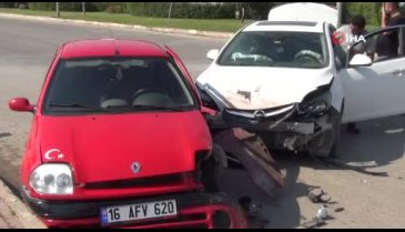 Bursa İnegöl'de iki otomobil çarpıştı: 2 yaralı