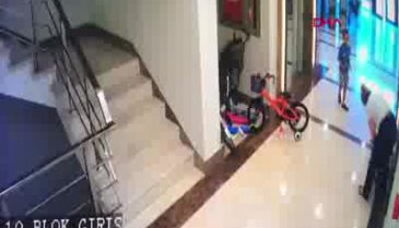 Köpeğiyle oynayan çocuğu dövdü!