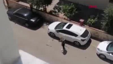 Öfkeli kadın, park halindeki otomobilin camlarını kırdı