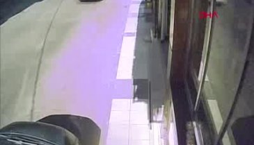 Otomobilin çarptığı çocuk metrelerce sürüklendi