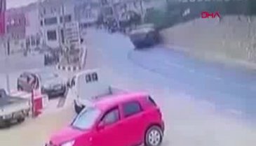 Bursa'da kamyon duvara tosladı, alçı tozundan göz gözü görmedi