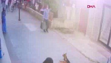 Kadınlara bıçak çekti, vatandaş tepki gösterince polise sığındı