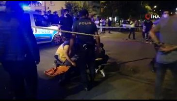 Kaza yapan arkadaşının başında feryat etti
