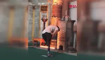 Ayasofya'da protez bacaklarıyla namaz kıldı