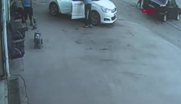 Evi terk eden eşini sokakta tüfekle kovaladı
