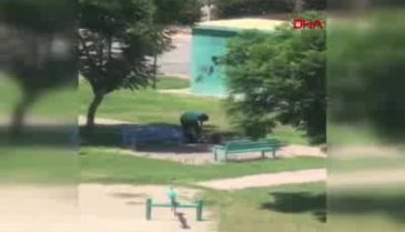 Parkın ortasında kadını dövdü!