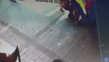 Sokak ortasında tuvaletini yapan kadın kimseye aldırmadı!