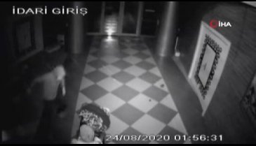 Bursa'da çelik kasayı taşıyamayınca böyle sürüklediler