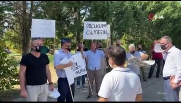 Bursa'da evinin önündeki kazada hayatını kaybeden Enes'in ailesi eylem yaptı