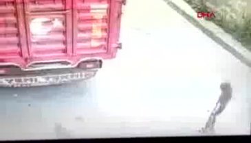 Sokakta oynayan kız çocuğu aracın altında kaldı