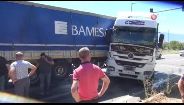 Bursa'da tırların karıştığı zincirleme kazada faciadan dönüldü: 1 yaralı
