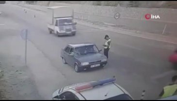 Dikkatsiz sürücü jandarmayı eziyordu