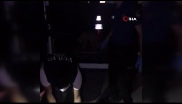 Kulakları kesilen yavru köpeklere polis ekipleri sahip çıktı