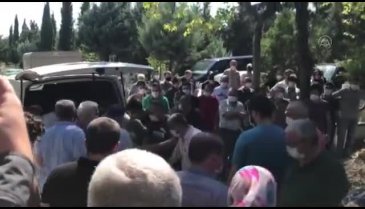 Bursa'da kamyonet ile duvar arasında sıkışarak can veren Eda, son yolculuğuna uğurlandı
