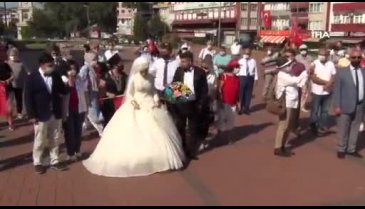 Bursa'da gelin ve damat Zafer Bayramı coşkusuna ortak oldu