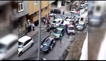 Düğün konvoyu için yolu kapattılar, halay çektiler