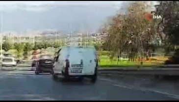 Bursa'da seyir halindeki otomobilin kapısını açan çocuk kameralara yansıdı