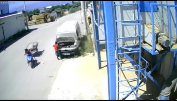 Bursa'da akü hırsızlığı güvenlik kamerasına yansıdı