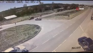 Yaşlı çifti hayattan koparan feci kaza kamerada