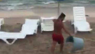 Plajdaki çöp kutularını denize atan kişi gözaltına alındı