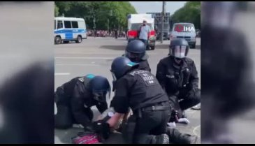 Alman polisinin yaşlı kadına şiddeti tepki çekti
