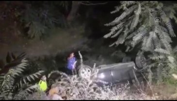 Bursa'da dereye uçan otomobilde can pazarı - 2