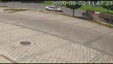 Otomobil tırın altına girdi, sürücü ölümden döndü