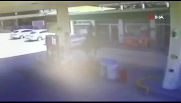 Otomobil lastiği akaryakıt istasyonuna fırladı