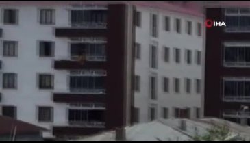 Genç kızın 4'üncü kattan düşme anı kamerada