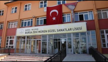 Zeki Müren'in sahne kıyafetleri Bursa'da adını taşıyan okulda özenle korunuyor