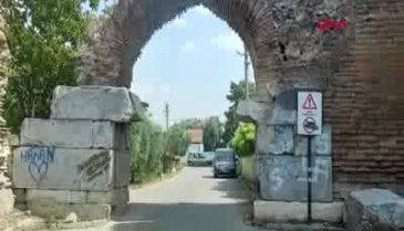 Bursa'da 2 bin yıllık surlara gamalı haç çizdiler