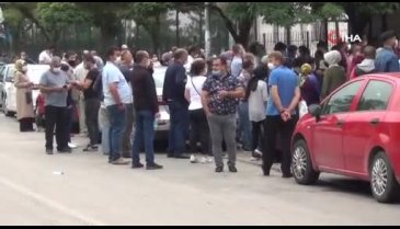 Bursa'da okula akın eden aileler korona virüsü unuttu