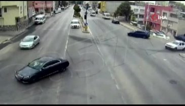 Bursa'da kaza yapan oğlunun yanına giden baba takla attı! O anların görüntüsü ortaya çıktı