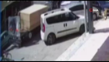 Bursa'da kamyonetin kasasındaki 5 ton sunta 3 aracın üzerine düştü