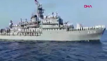 Türk savaş gemileri Kıbrıs Türk halkını selamladı