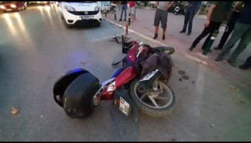 Bursa'da otomobille çarpışan motosikletin sürücüsü yaralandı