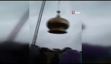 İnşaat halindeki kilisenin kubbesi vinçten düştü
