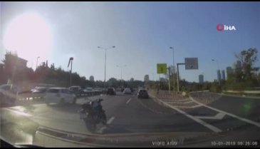 Motosikletli otomobildeki aileye saldırdı!