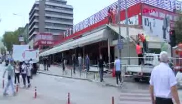 Bursa'da yıkılan iş yerindeki kuş yuvası polis ekiplerince taşındı