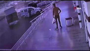 Freni boşalan vinç kaldırıma çıktı, faciadan dönüldü