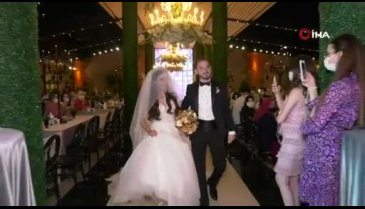 Kafasına poşet geçirip gelin ve damada sarıldı