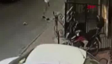 Sokak ortasında bıçaklı, sopalı kavga