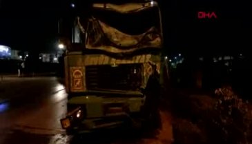 Bursa'da demir profil yüklü TIR aydınlatma direklerini devirdi