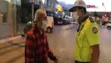 Bursa'da maske cezası alan yaşlı adam maskesini çıkartıp yoluna devam etti