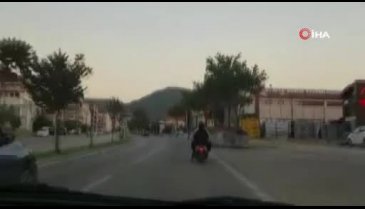 Bursa'da motosiklet üzerinde bebekli çiftin tehlikeli yolculuğu