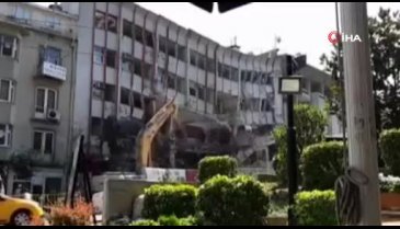 Bursa'da tarihi dönüşüm için 6 katlı bina böyle yıkıldı