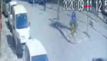 Bursa'da motosikletin otomobile çarpması kamerada: 2 yaralı