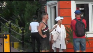 Turistlere "maske tak" diyen hemşire yüzüne terlik yedi!